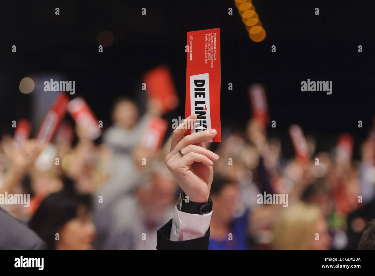 2e séance de vote au cours de la 4e journée du congrès de la gauche allemande, Die Linke à Berlin, Allemagne, 2014 Banque D'Images
