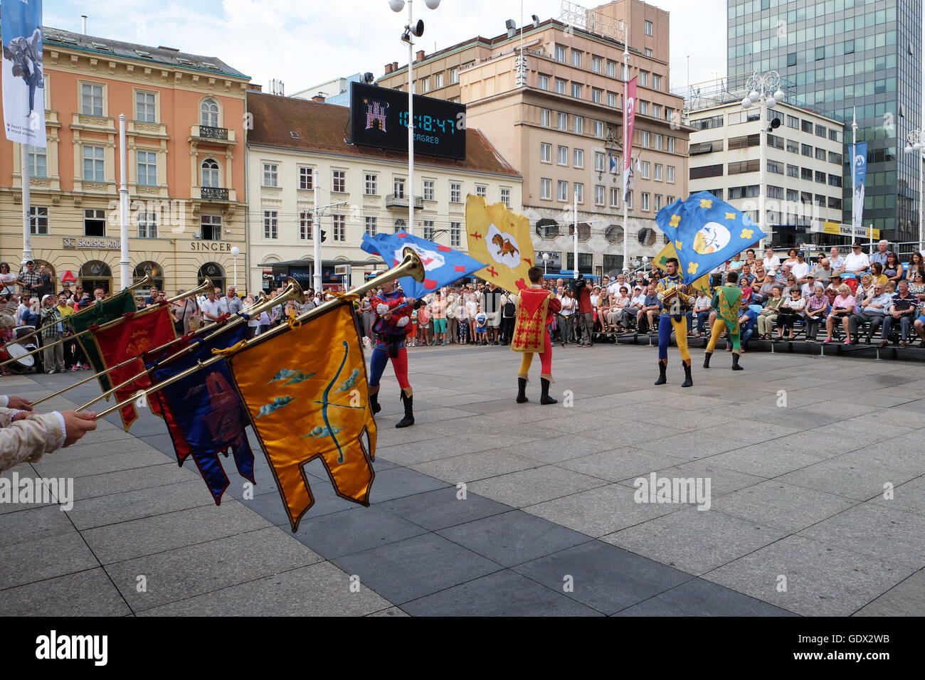 Les membres du groupe folklorique Storici Sbandieratori Contrade de Cori, Cori, Italie, 50e Festival International de Folklore à Zagreb Banque D'Images