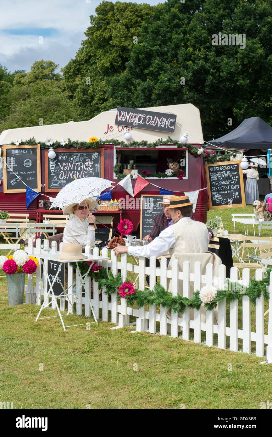 Les gens à l'époque victorienne costumes dans la salle à manger vintage au Thames Festival de bateaux traditionnels, Henley on Thames, Oxfordshire, Angleterre Banque D'Images