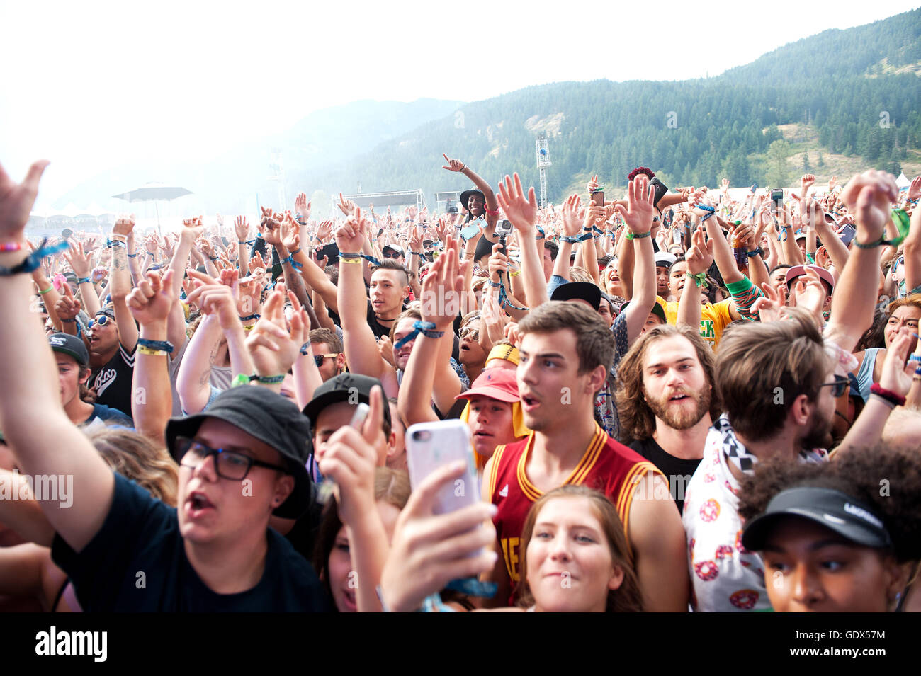 Des foules immenses les concerts rock en plein air. Fans cheer dans la pluie au Festival de musique de Pemberton. Pemberton, BC Canada Banque D'Images