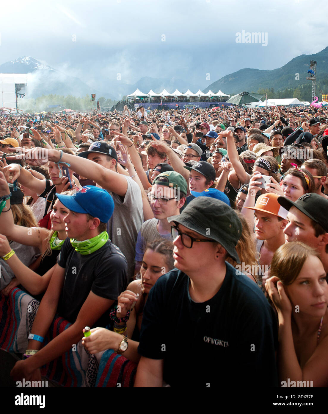 Des foules immenses les concerts rock en plein air. Fans cheer dans la pluie au Festival de musique de Pemberton. Pemberton, BC Canada Banque D'Images