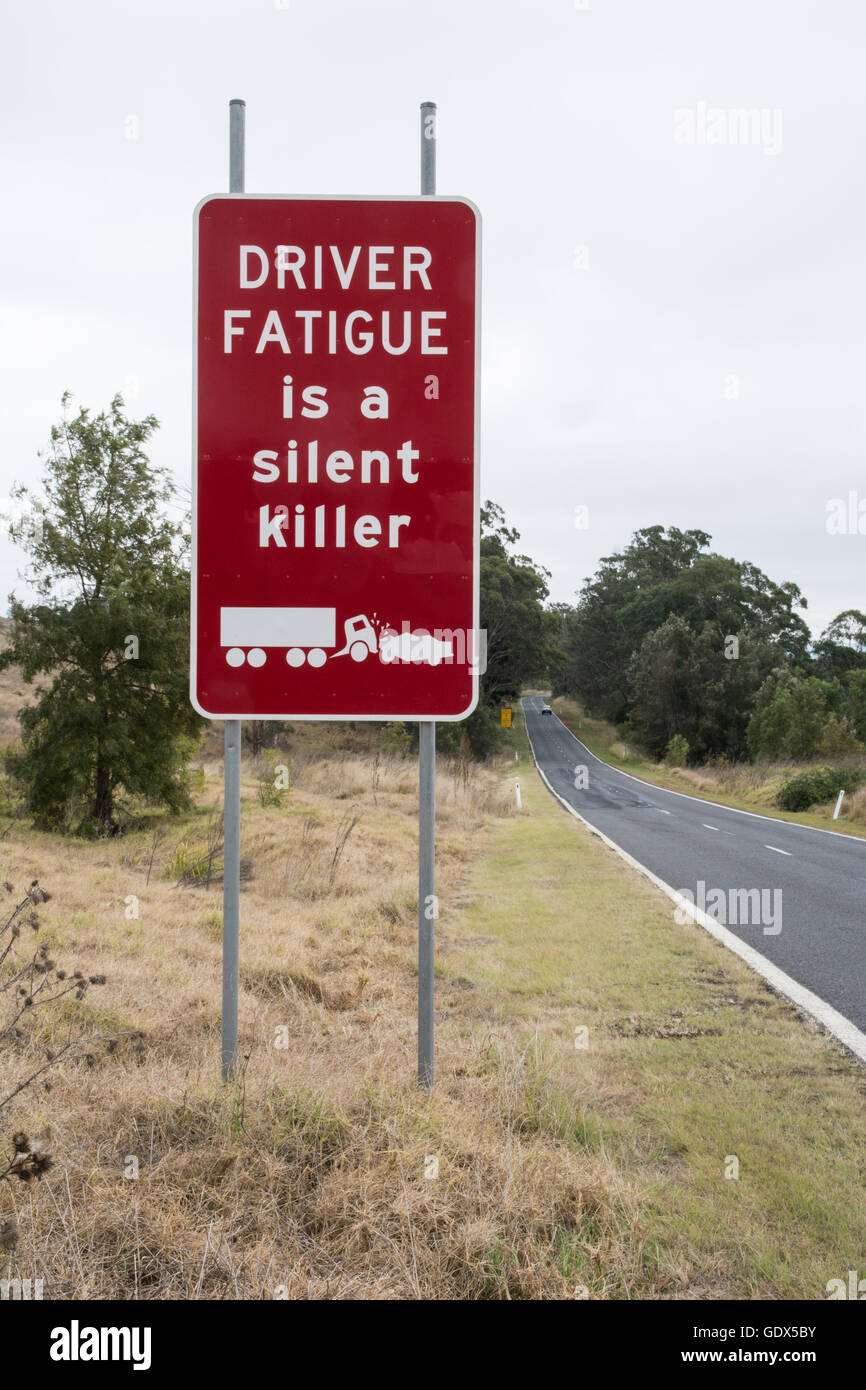Panneau d'avertissement avisant les automobilistes à faire une pause. Le Queensland en Australie. Banque D'Images