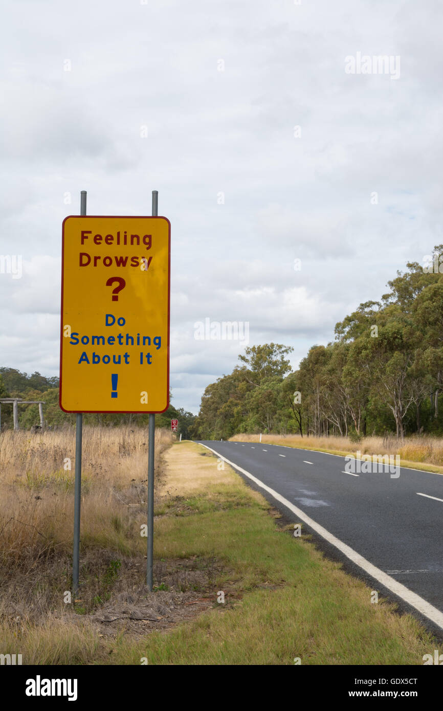 Panneau d'avertissement avisant les automobilistes à faire une pause. Le Queensland en Australie. Banque D'Images