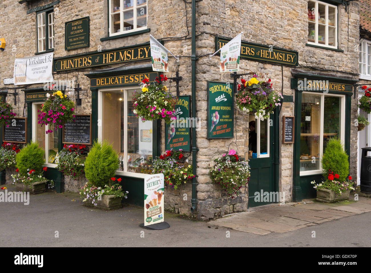 Les chasseurs d'Helmsley, un organisme indépendant, primé, delicatessen - à l'angle de la Place du marché, Helmsley, North Yorkshire, GB. Banque D'Images