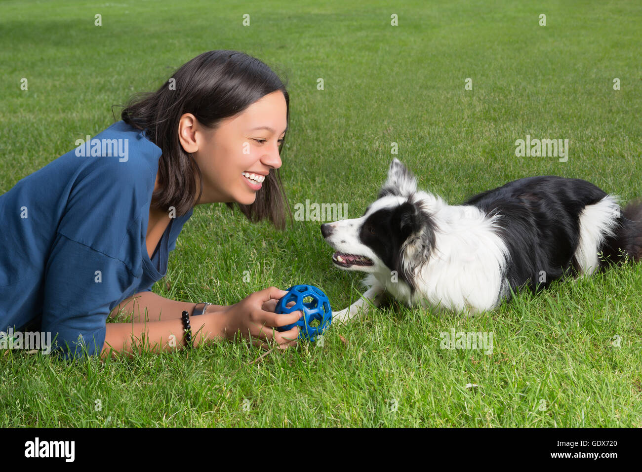 Smiling woman playing récupère la balle avec son chien border collie Banque D'Images