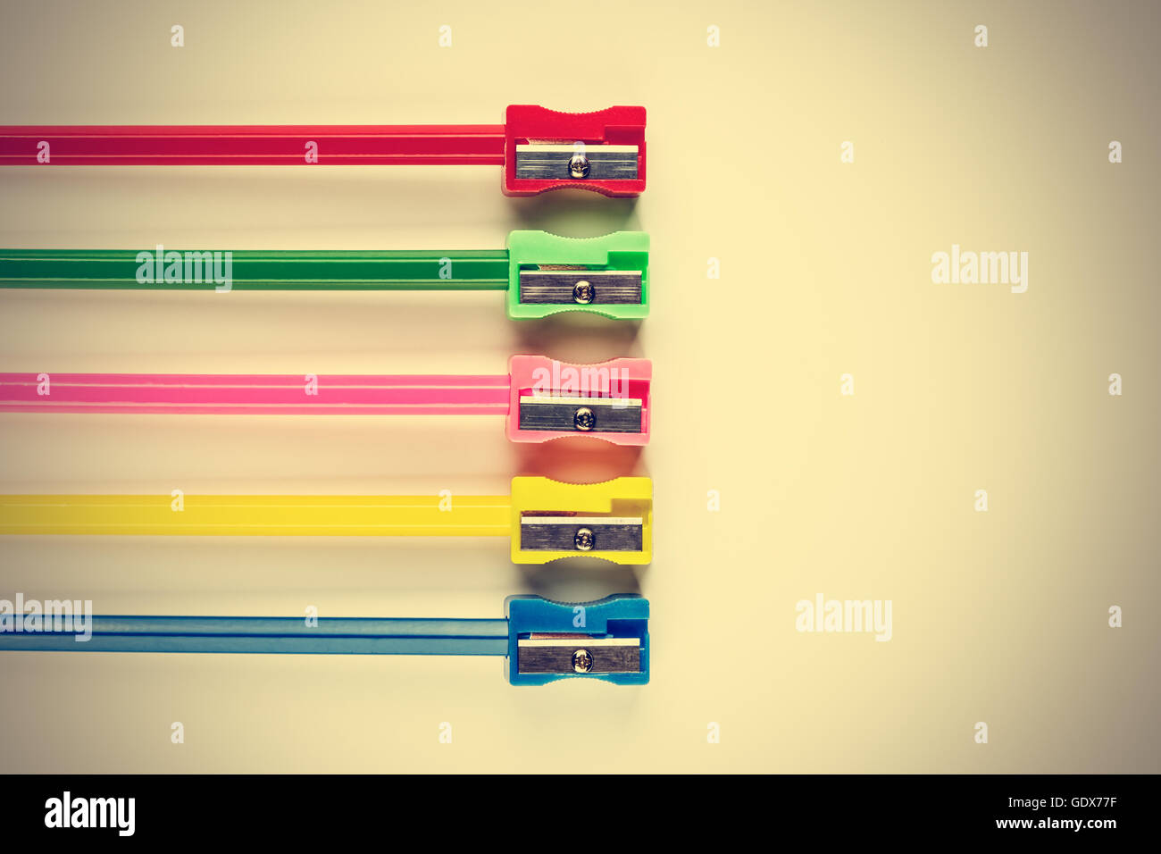 Crayons de couleur et taille-crayons sur vintage style. Image horizontale. Banque D'Images
