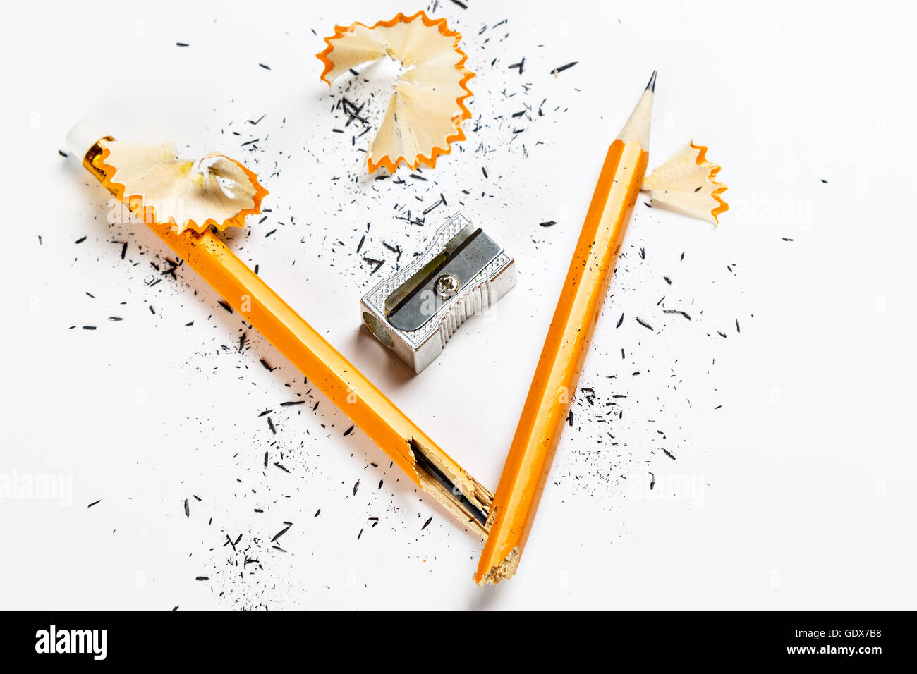 Crayon, taille-crayon métal et copeaux sur fond blanc. Image horizontale. Banque D'Images