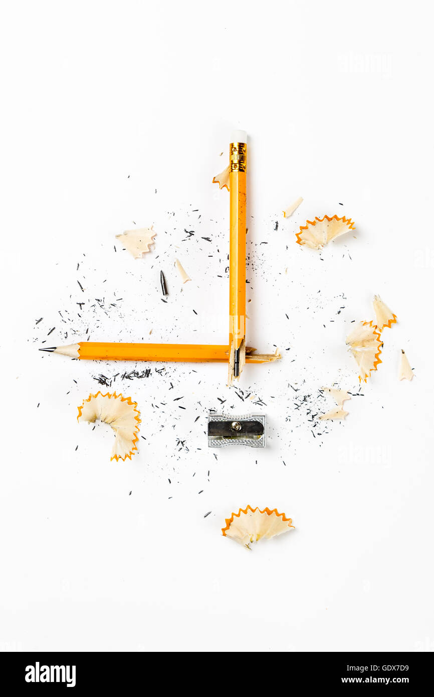 Crayon, taille-crayon métal et copeaux sur fond blanc. Vertical image. Banque D'Images