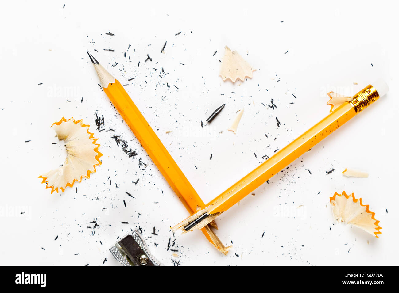 Crayon, taille-crayon métal et copeaux sur fond blanc. Image horizontale. Banque D'Images