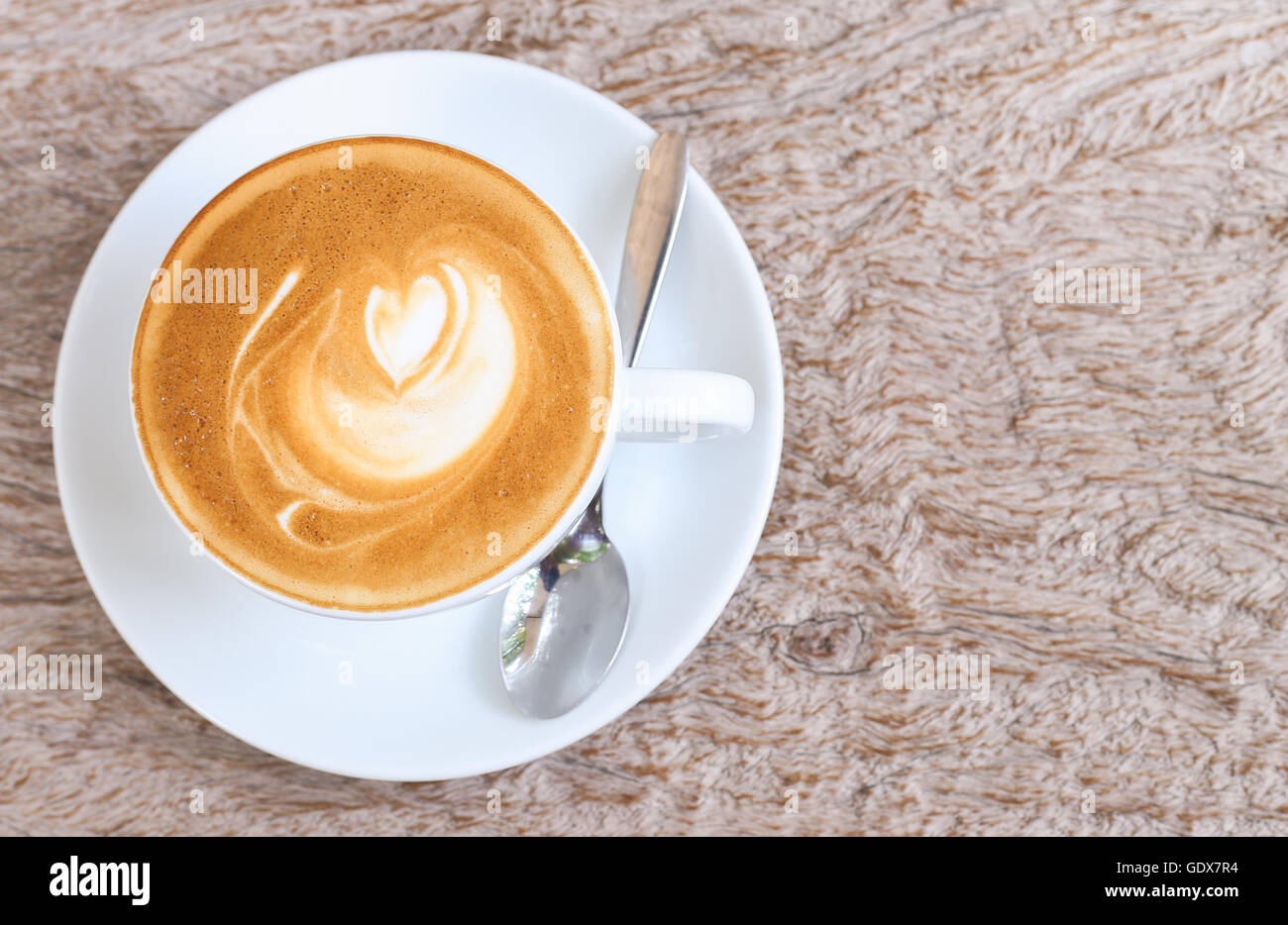 Latte art sur fond de bois Banque D'Images