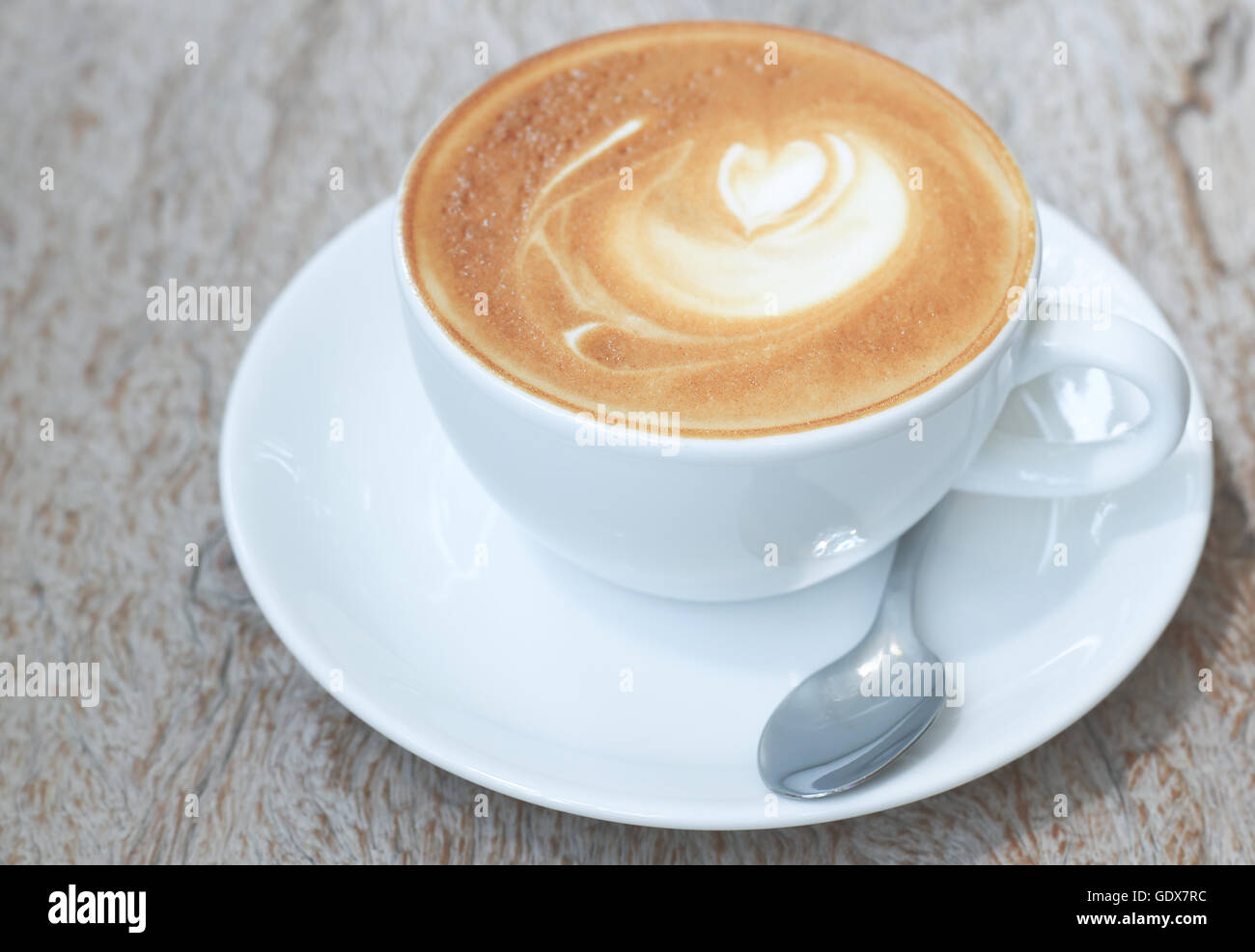 Latte art sur fond de bois Banque D'Images