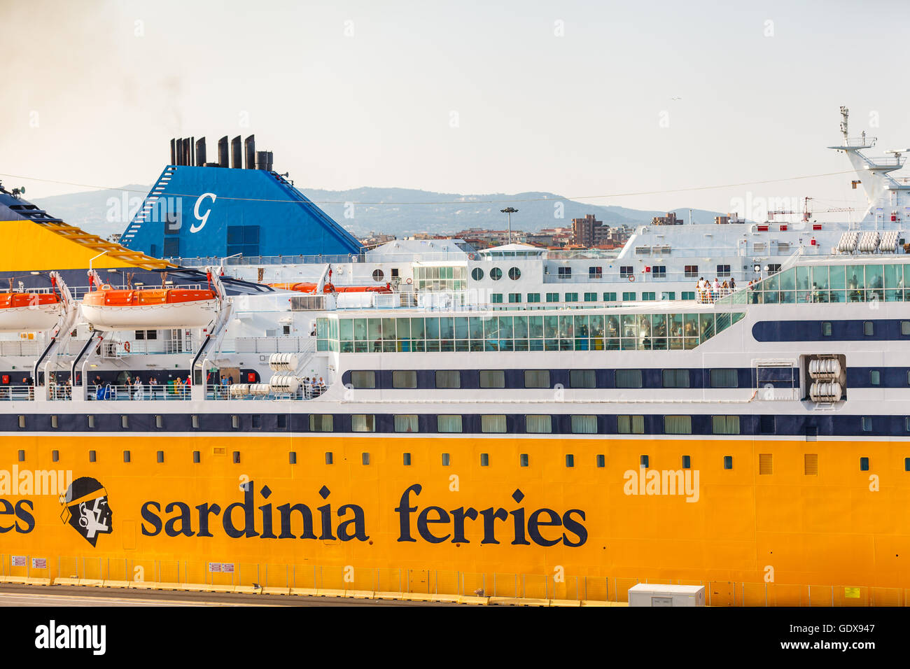 Corsica Ferries Sardinia Ferries ferry-boat avec plein de personnes en plus prête à partir en Sardaigne ou Corse du port de Livourne Banque D'Images