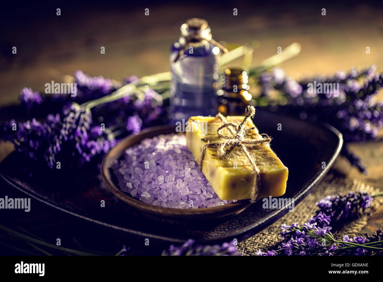 Concept de soins de beauté avec des sels de bain, du savon et d'huile essentielle Banque D'Images