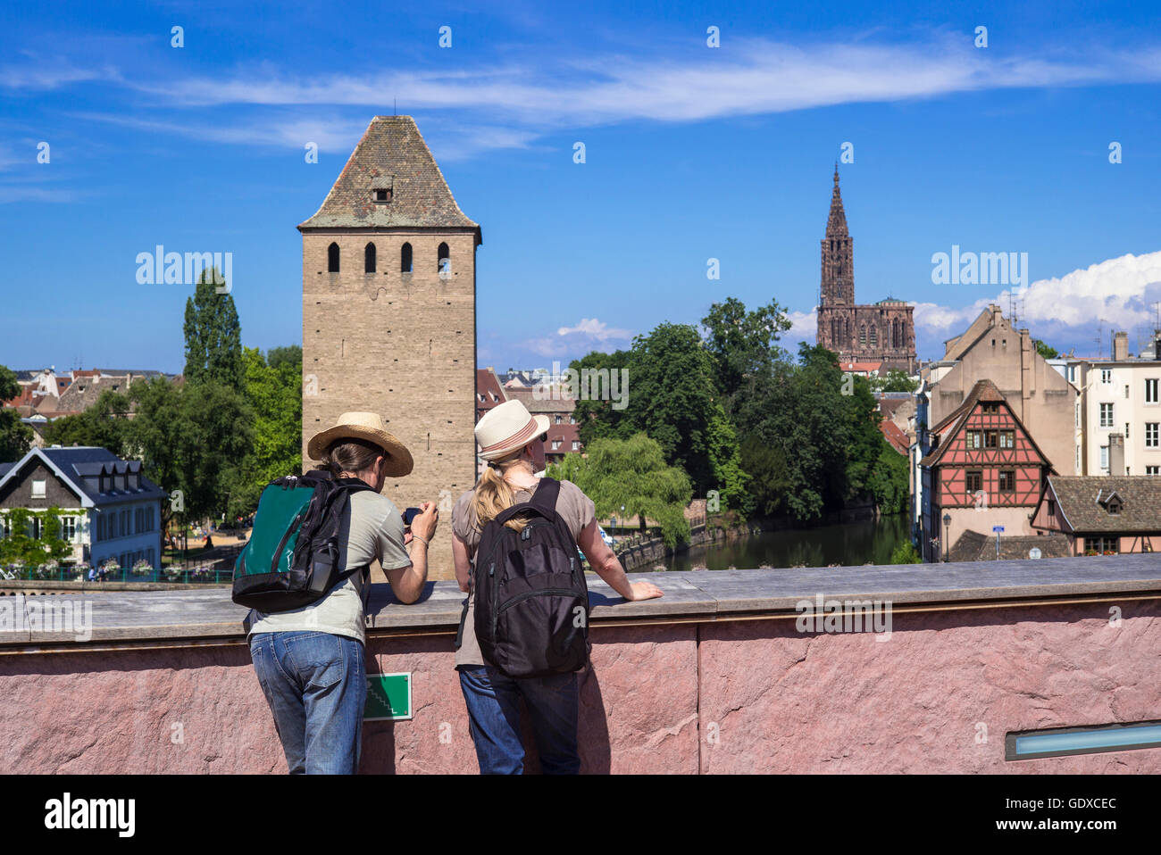 Deux jeunes touristes en terrasse de Barrage Barrage Vauban et toits de Strasbourg, La Petite France, Alsace, France Banque D'Images