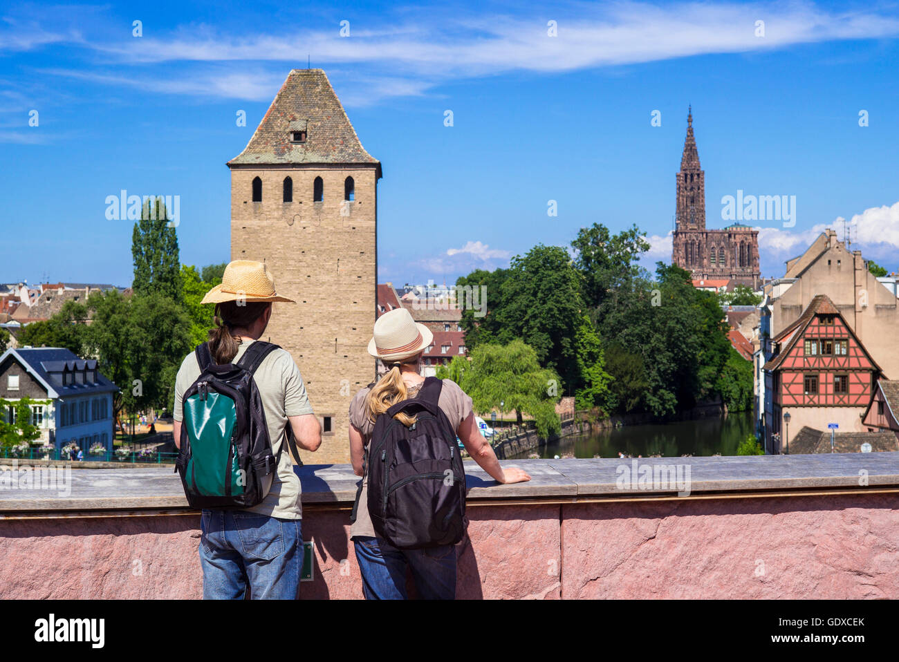Deux jeunes touristes en terrasse de Barrage Barrage Vauban et toits de Strasbourg, La Petite France, Alsace, France, Europe Banque D'Images