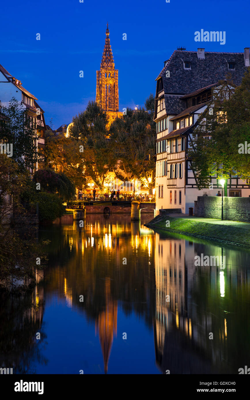 L'Ill, de la cathédrale et des maisons au crépuscule, La Petite France, Strasbourg, Alsace, France, Europe Banque D'Images