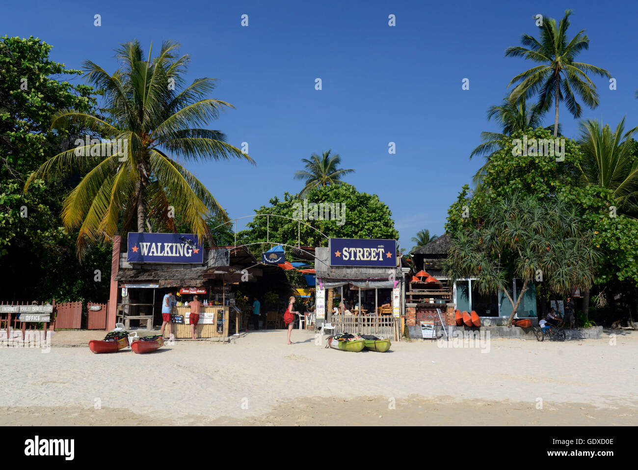 La Hat Railay Beach à Leh Railay près de Ao Nang à l'extérieur de la ville de Krabi sur la mer d'Andaman au sud de la Thaïlande. Banque D'Images