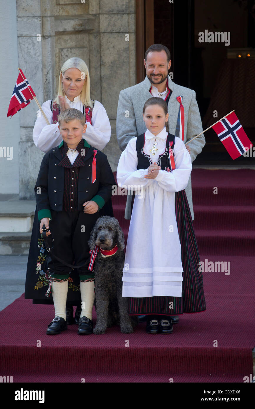 Les membres de la famille royale norvégienne de célébrer la fête nationale de la Norvège Banque D'Images