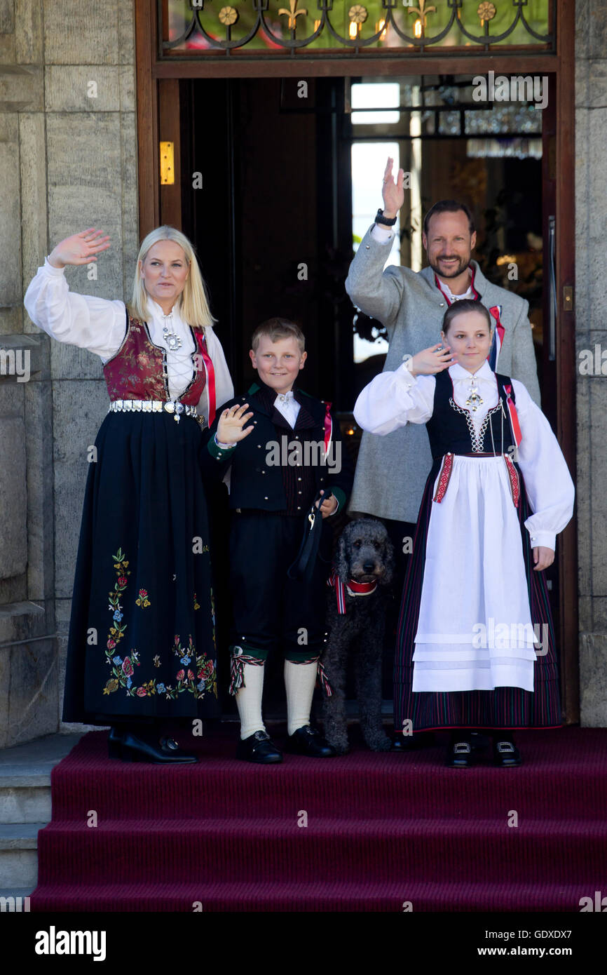 Les membres de la famille royale norvégienne de célébrer la fête nationale de la Norvège Banque D'Images