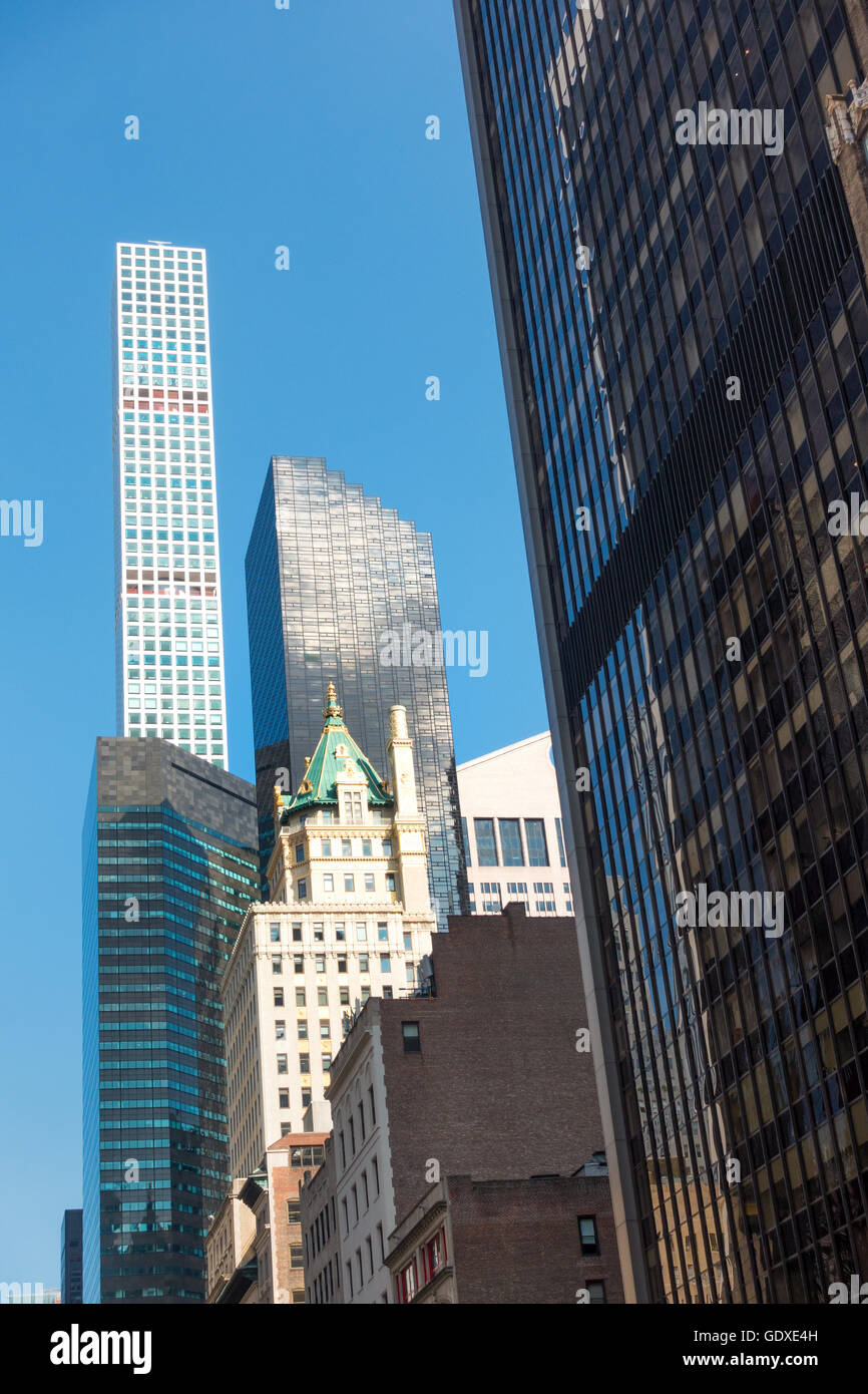 1921 Bâtiment orné de la Couronne au 730 Fifth Avenue situé contre les gratte-ciel modernes sur la 57e Rue à New York City Banque D'Images