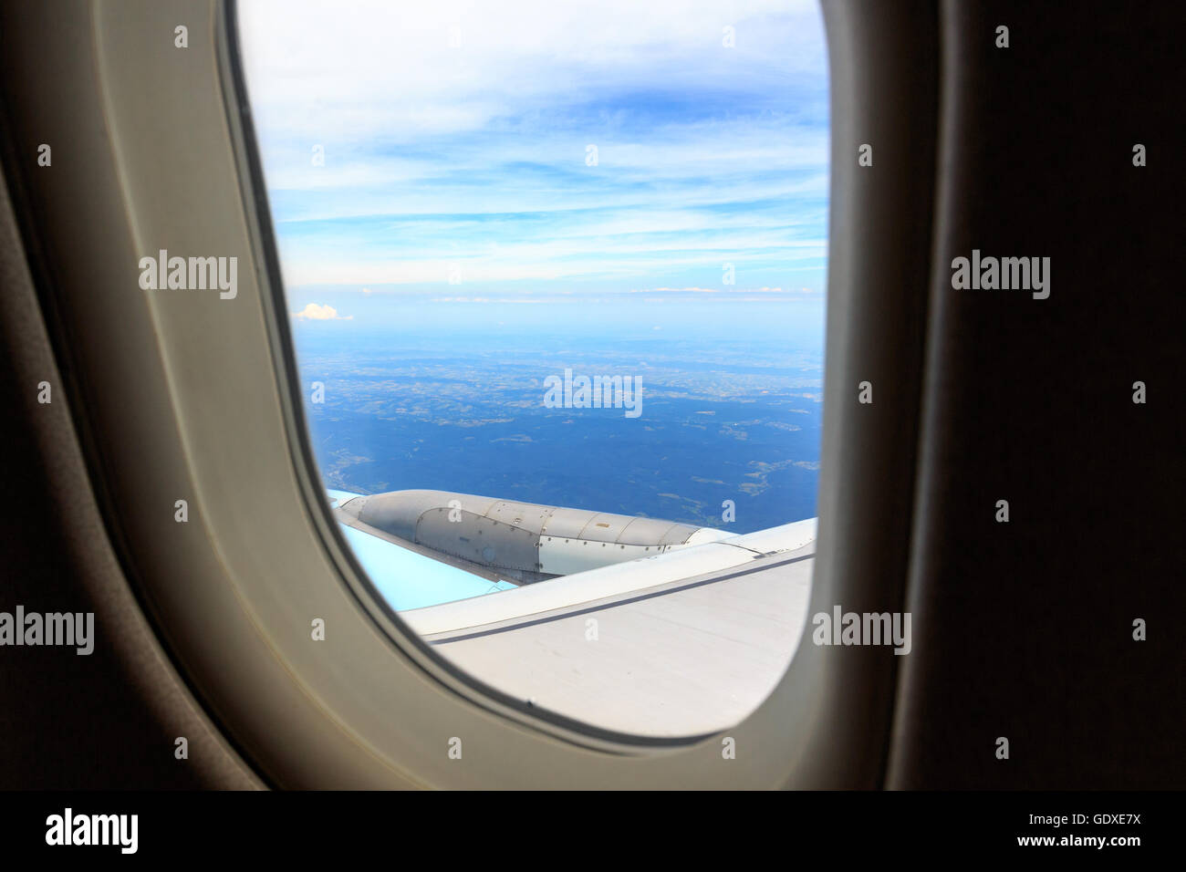 La vue de dessus d'une fenêtre de l'avion en vol Banque D'Images