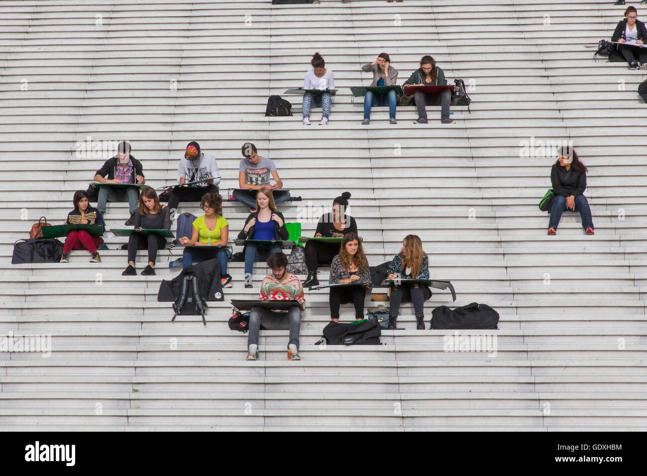 Des étudiants en art s'asseoir sur les marches de la Grande Arche à Paris, France, 2014 Banque D'Images