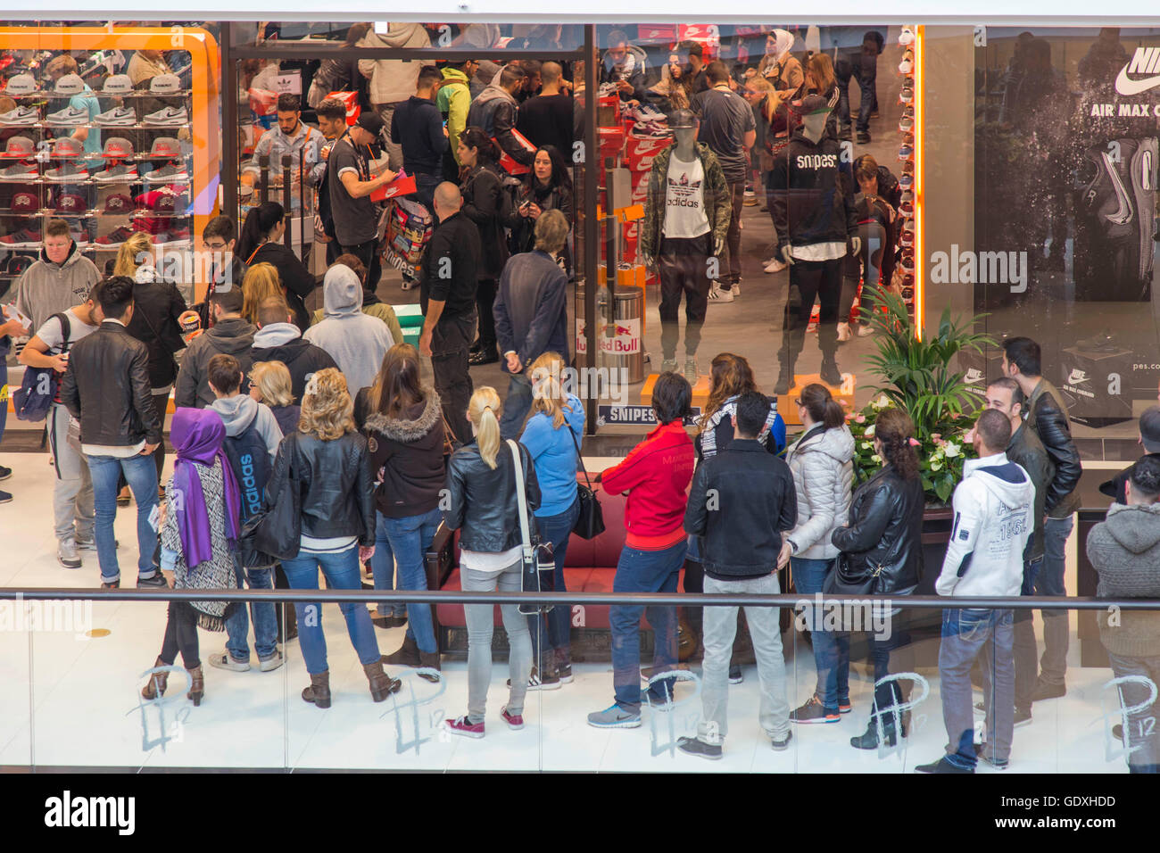 Les clients au centre d'achat LP12 de Berlin, Allemagne, 2014 Banque D'Images
