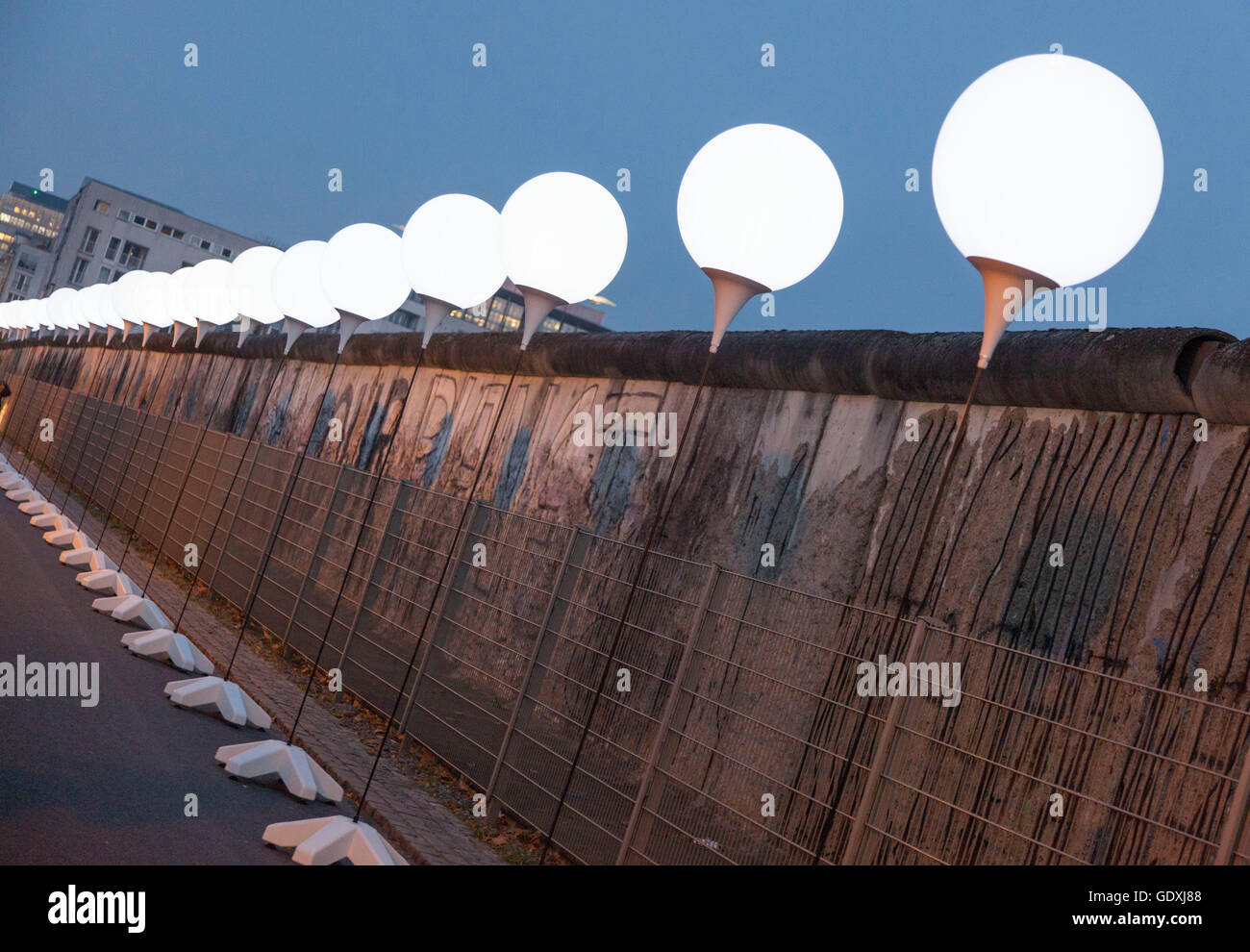 Lichtgrenze (frontière de la lumière) sur le 25e anniversaire de la chute du Mur de Berlin Banque D'Images