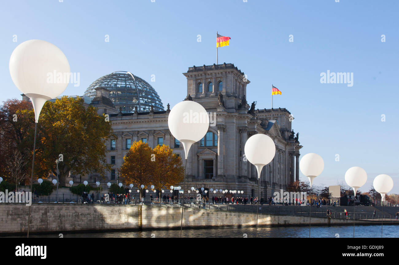 Lichtgrenze (frontière de la lumière) sur le 25e anniversaire de la chute du Mur de Berlin Banque D'Images