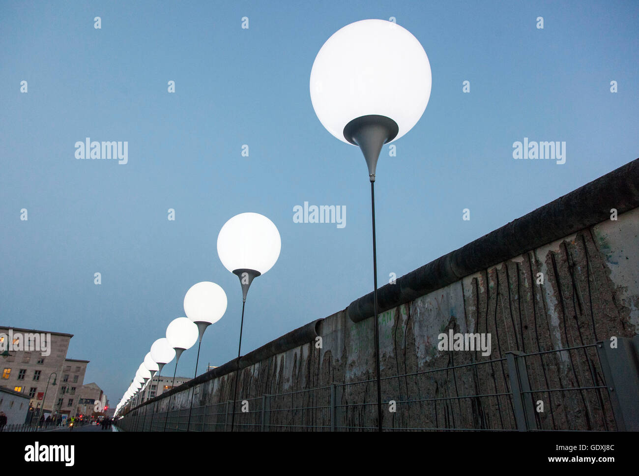 Lichtgrenze (frontière de la lumière) sur le 25e anniversaire de la chute du Mur de Berlin Banque D'Images