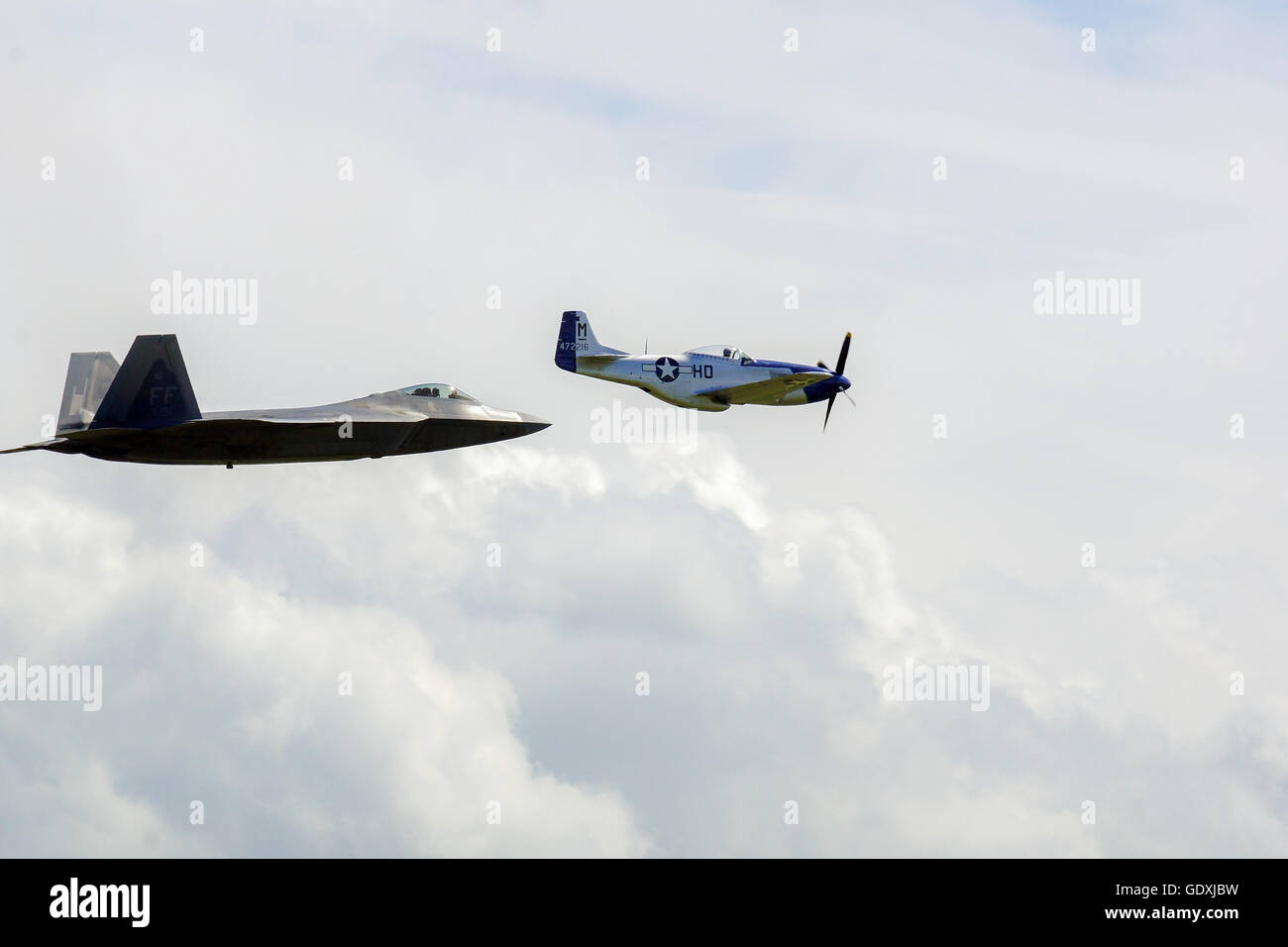 F-22 Raptor · Lockheed Martin et P-51-20 Mustang 'Miss HELEN' Banque D'Images