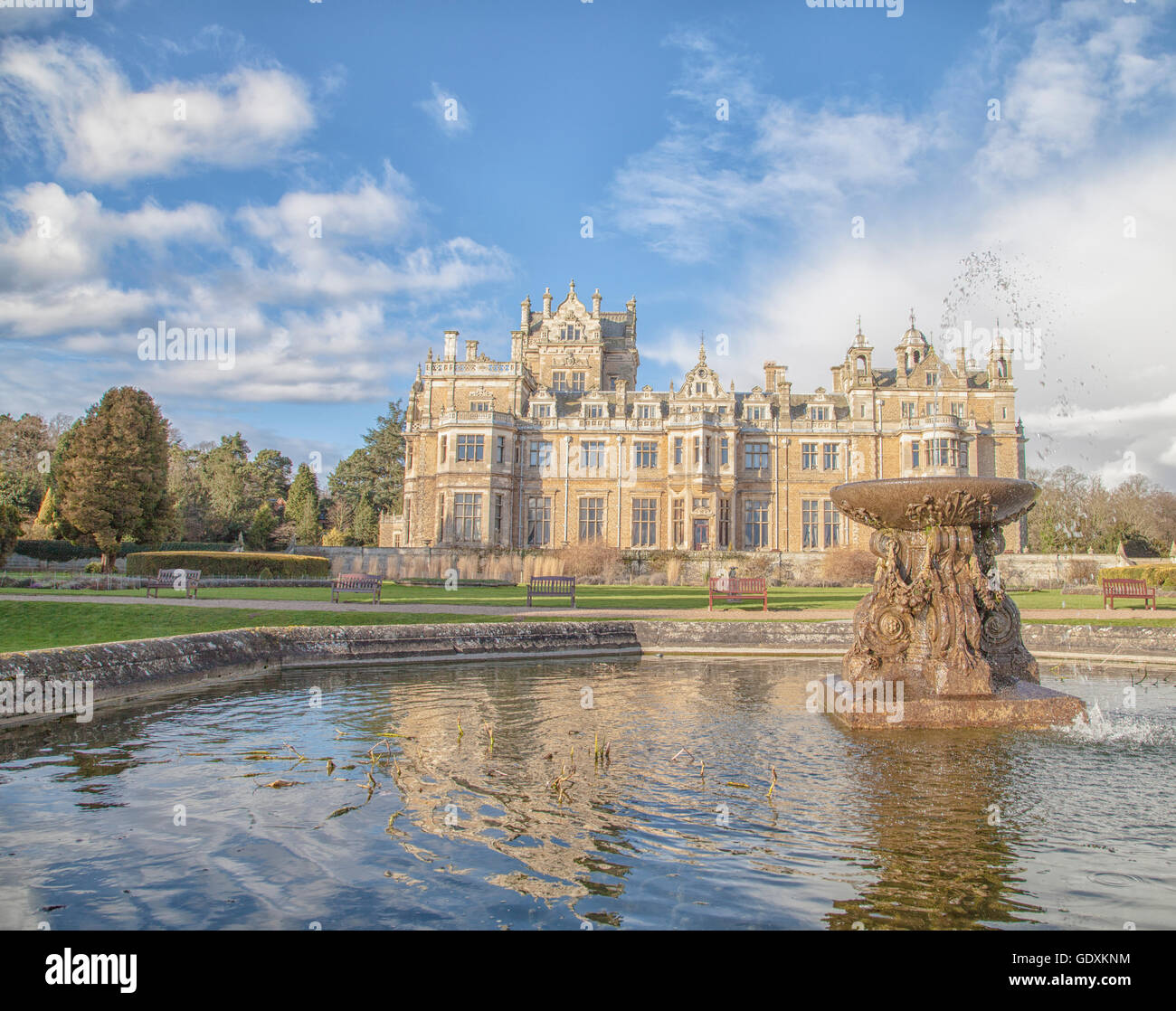 Thoresby Hall, 19e siècle château seigneurial situé dans le beau comté de Nottinghamshire Robin Hood, ensemble dans les jardins victoriens. Banque D'Images