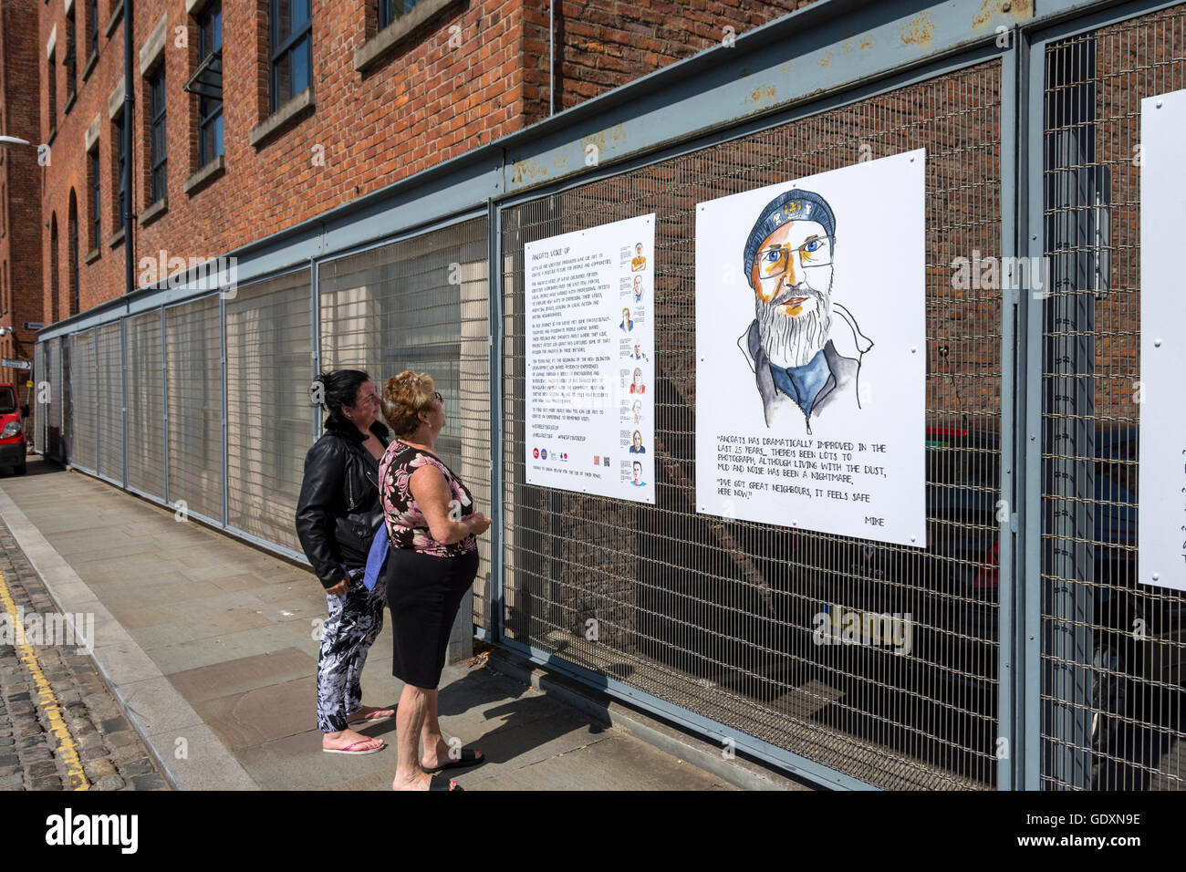 Deux femmes à la recherche de la voix 4Rs Salford-manchester jusqu' artworks sur Nouvelle Union Street, 4Rs Salford-manchester, Manchester, Angleterre, RU Banque D'Images