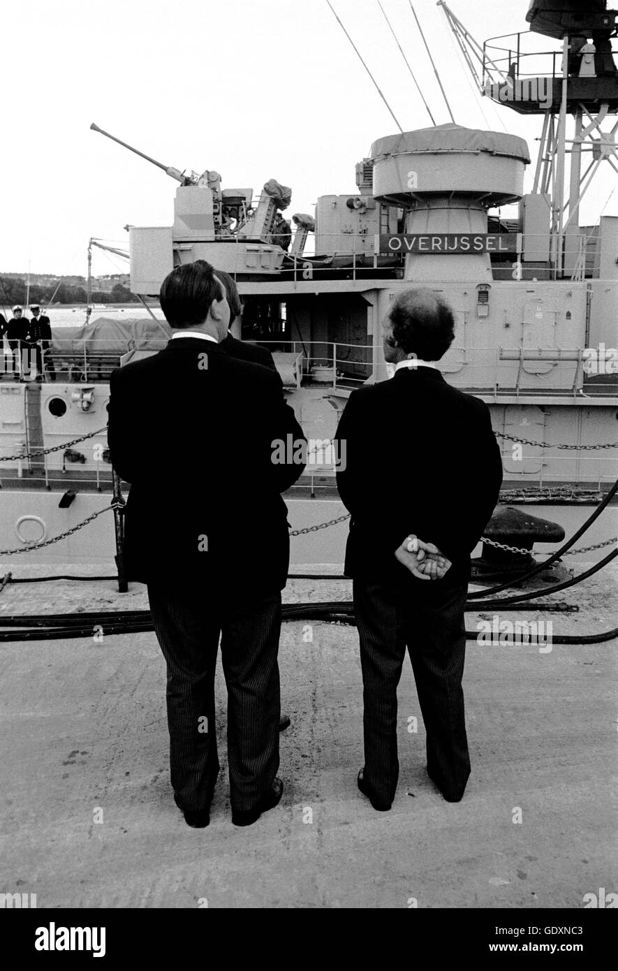 AJAXNETPHOTO. 16e Août, 1979. PLYMOUTH, en Angleterre. - FASTNET FIN - Pompes funèbres ATTENDRE SUR LE QUAI DE LA FRÉGATE NÉERLANDAISE OVERIJSSEL EST ARRIVÉ À DEVONPORT AVEC LES VICTIMES ET SURVIVANTS DE L'YACHT RACE. PHOTO:JONATHAN EASTLAND/AJAX. REF:791608 XW Banque D'Images