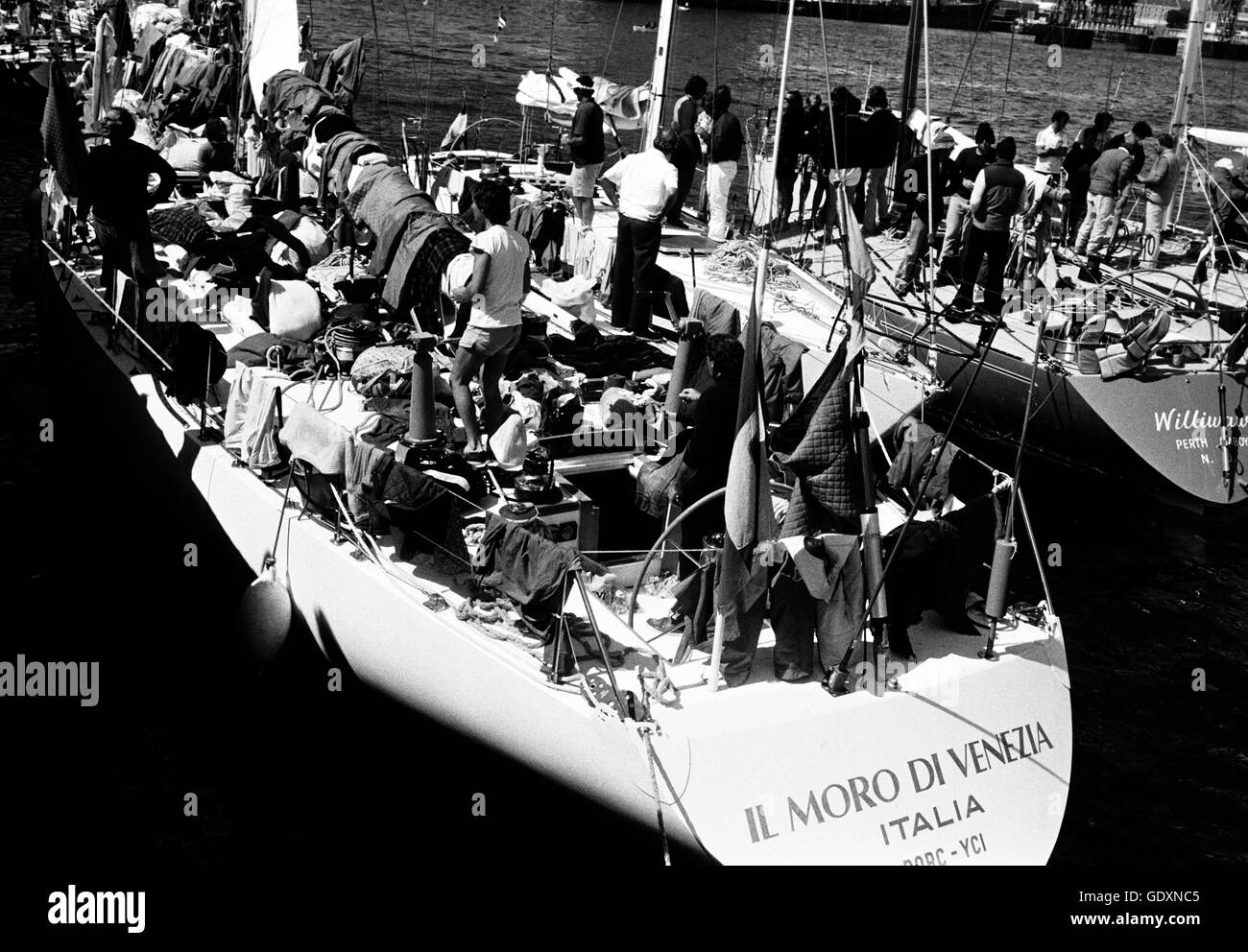 AJAXNETPHOTO. 15e Août, 1979. PLYMOUTH, ANGLETERRE - Fastnet Race - MAXI ITALIEN IL MORO DI VENEZIA DE SÉCHER LES VÊTEMENTS ET LA LITERIE TREMPÉS PENDANT LA COURSE. Amarrée LE LONG EST LE YACHT AMÉRICAIN WILLIWAW. PHOTO:JONATHAN EASTLAND/AJAX REF : 791508 1 AA Banque D'Images