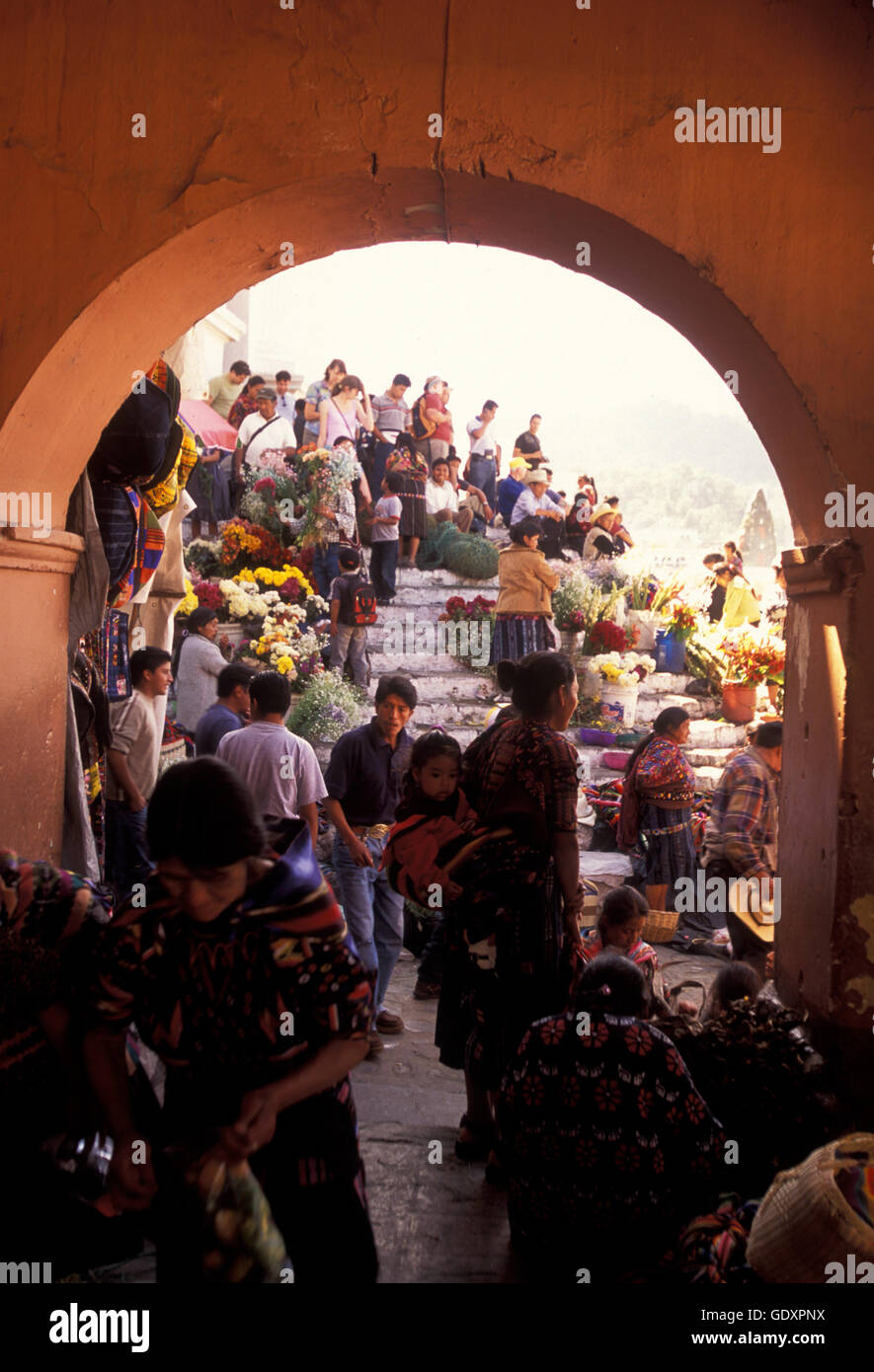 Les gens dans le marché traditionnel à clotes dans le village de chichi ou de Chichicastenango au Guatemala en Amérique centrale. Banque D'Images