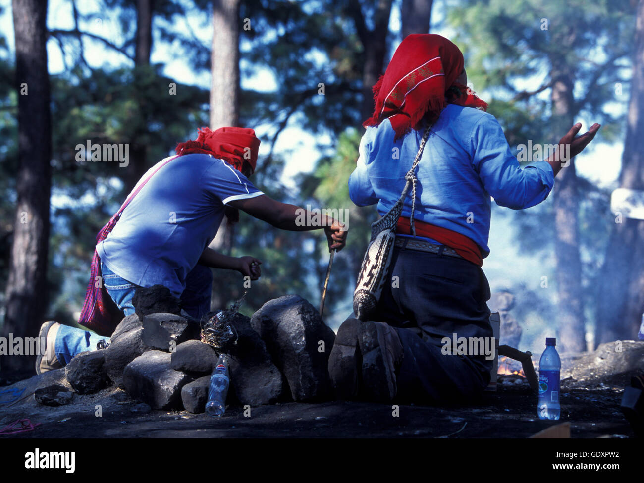 Une cérémonie religieuse dans la vieille ville, dans la ville d'Antigua au Guatemala en Amérique centrale. Banque D'Images