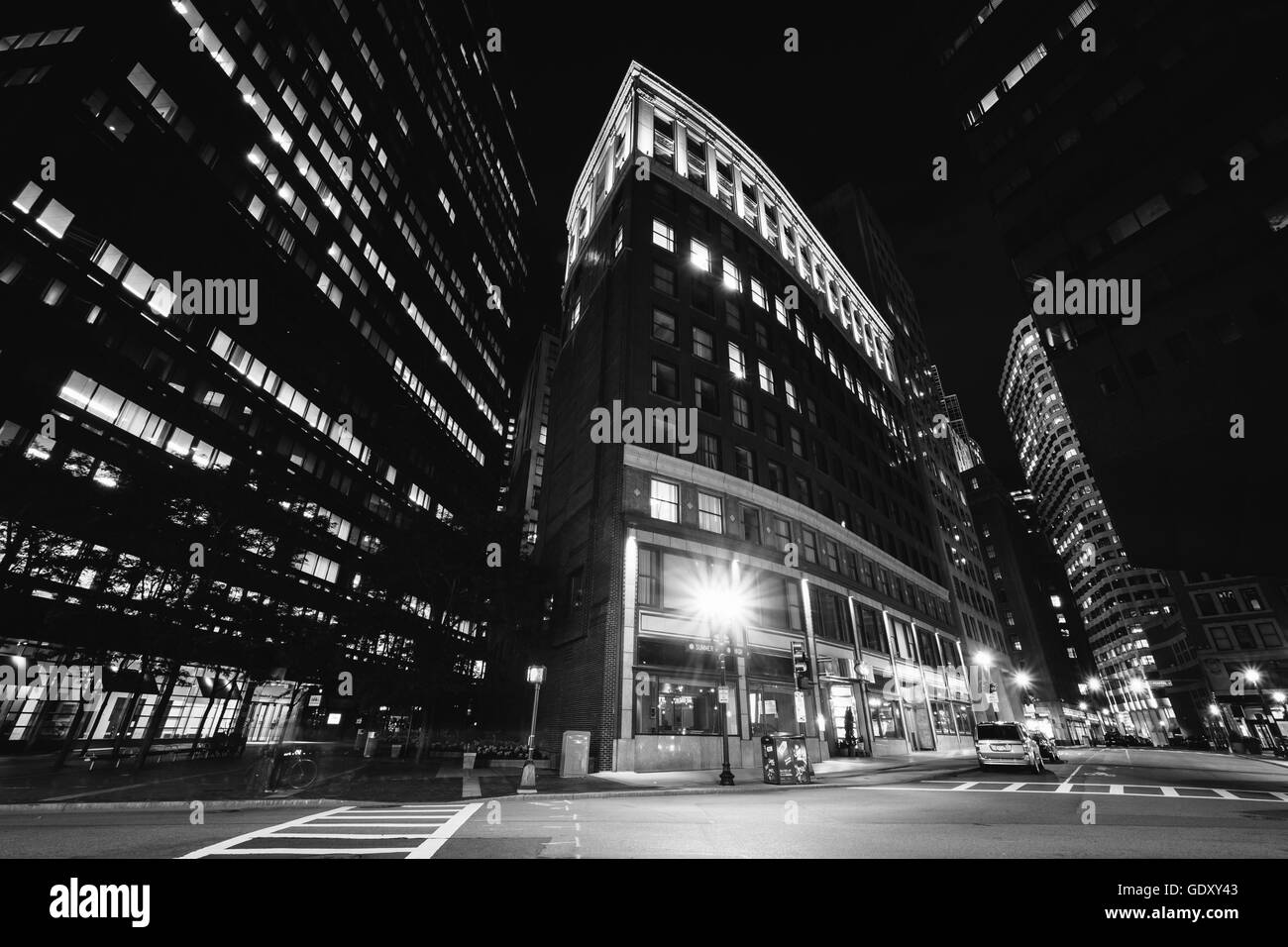 Bâtiments dans le quartier financier de nuit, à Boston, Massachusetts. Banque D'Images