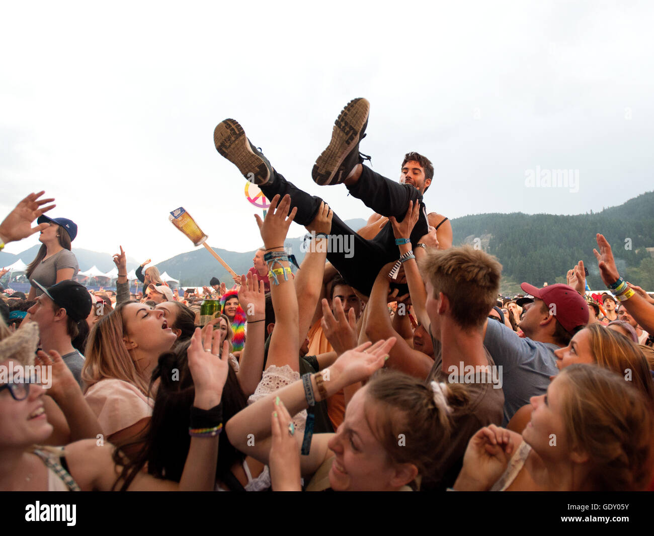 Crowd Surfing. Concert des amateurs au Festival de musique de Pemberton. Pemberton, BC Canada Banque D'Images