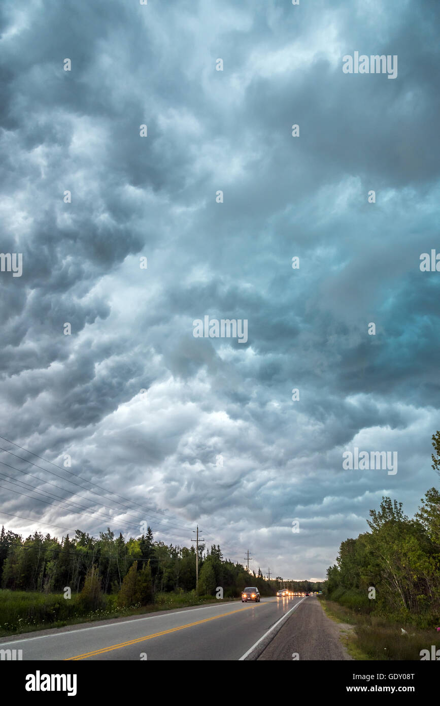 Les nuages de tempête au-dessus du sol de l'Ontario, Canada Banque D'Images