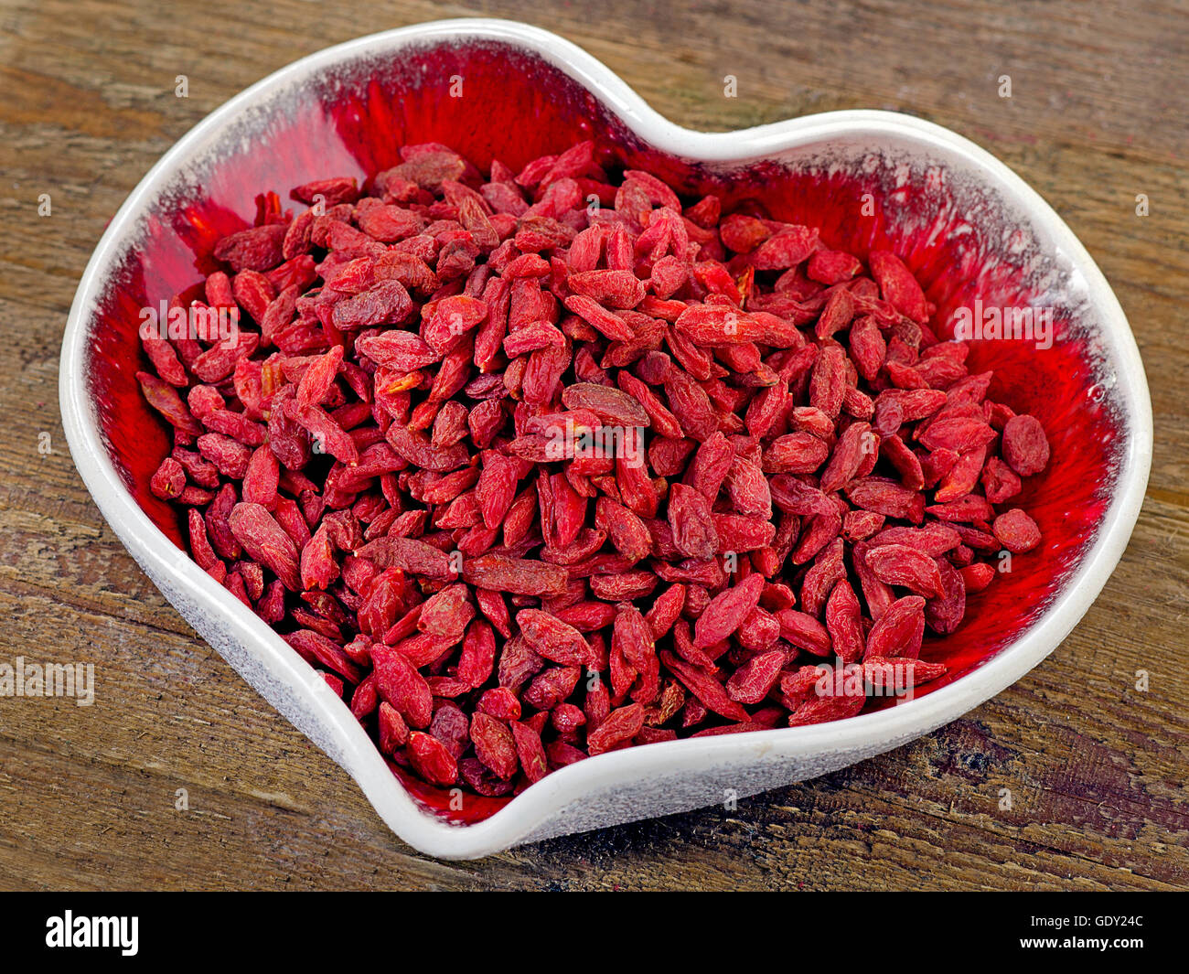 Les baies de goji en forme de coeur bol. Superfood Banque D'Images