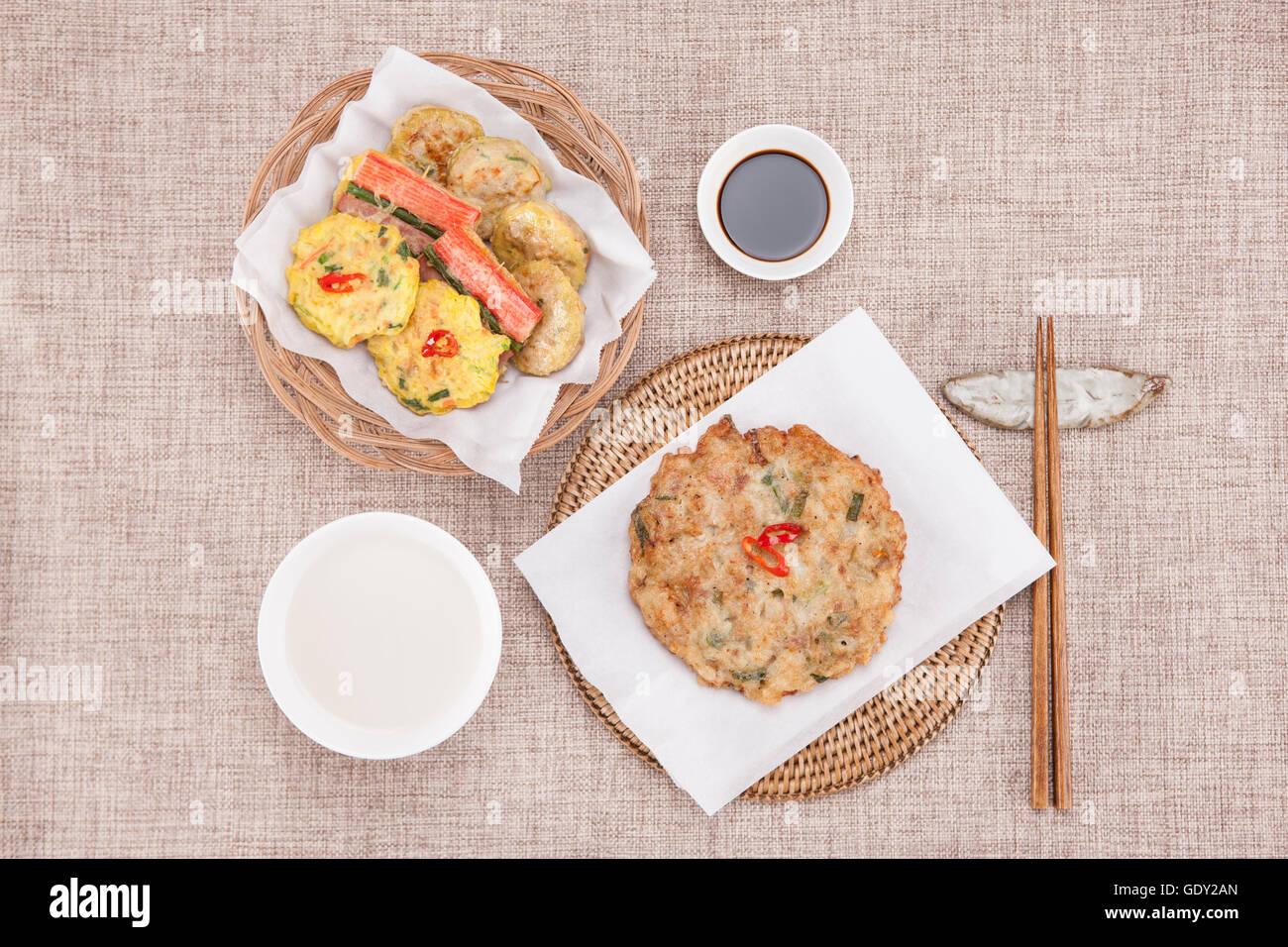 La nourriture coréenne traditionnelle avec du vin de riz et baguettes Banque D'Images