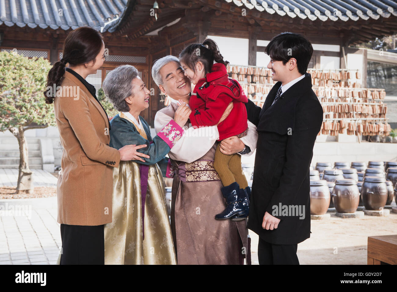 Famille heureuse de visiter leurs proches en vacances traditionnel coréen Banque D'Images