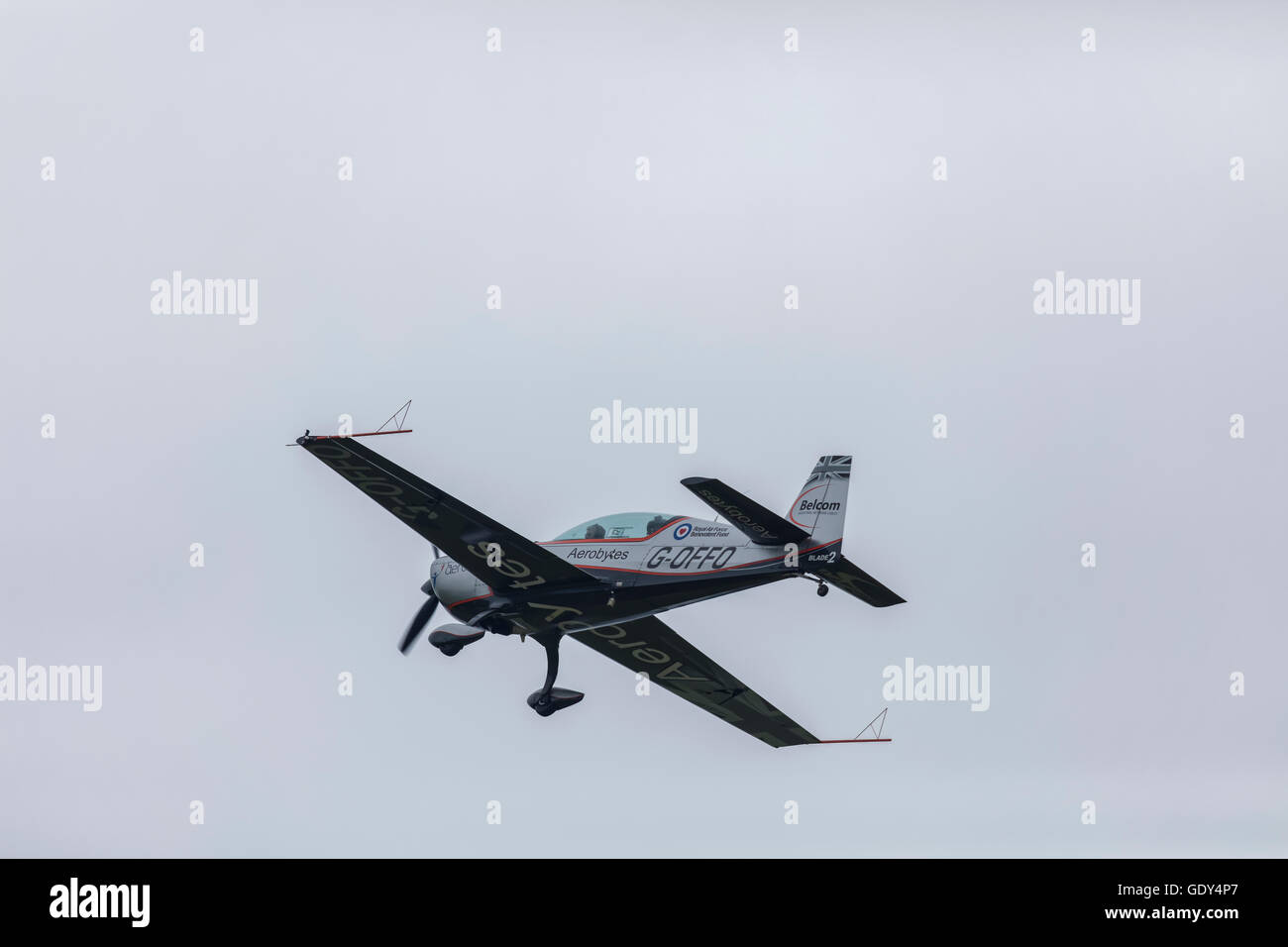 Extra 300L G-OFFO faire avion aerobatics au Farnborough International Air Show en 2016 Banque D'Images