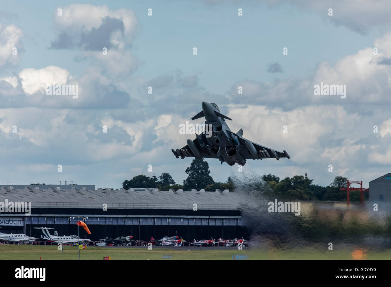 Takesoff avion Eurofighter Typhoon de la RAF à Farnborough International Air Show 2016 Banque D'Images