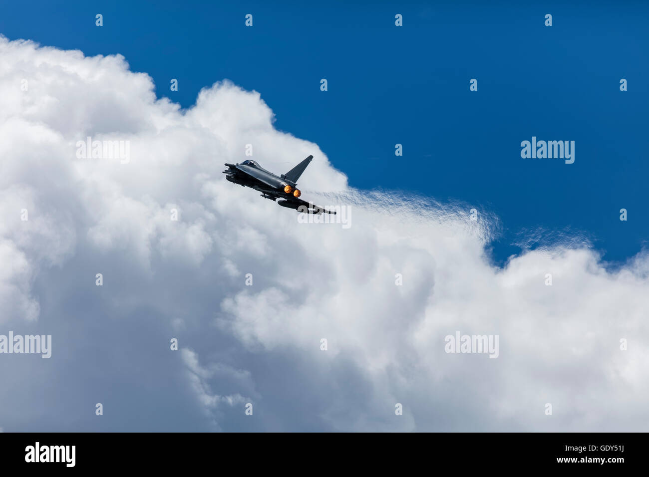 Eurofighter Typhoon de la RAF jet avion dans le ciel avec les nuages après avoir décollé au Farnborough International Air Show en 2016 Banque D'Images