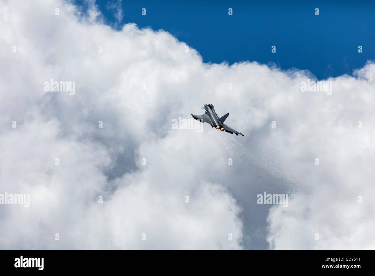 RAF typhoon jet avion décolle en nuages avec après brûlure sur au salon Farnborough International Air Show 2016 Banque D'Images