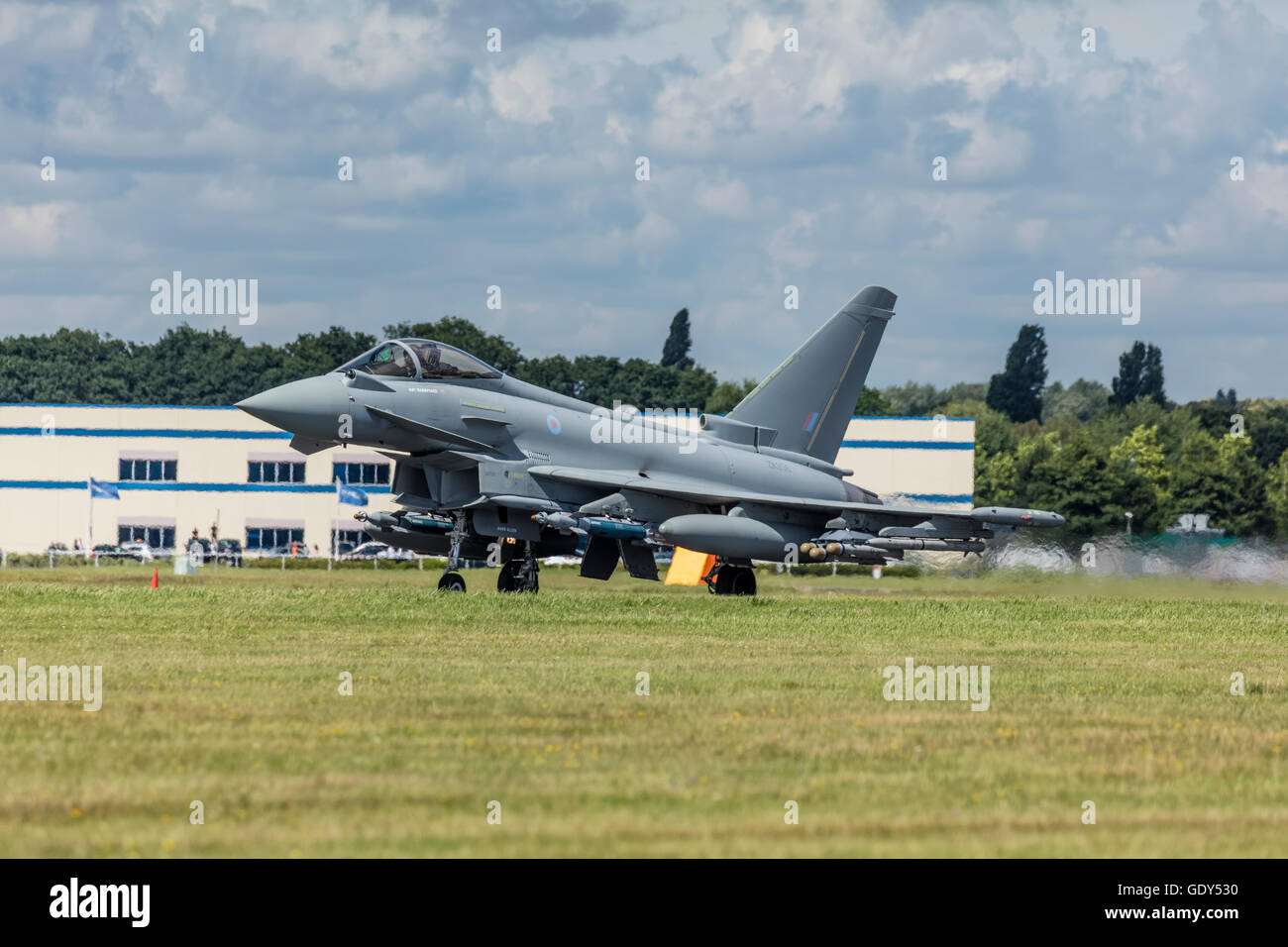 L'Eurofighter Typhoon de la RAF avion décolle de la piste au Farnborough International Air Show 2016 Banque D'Images