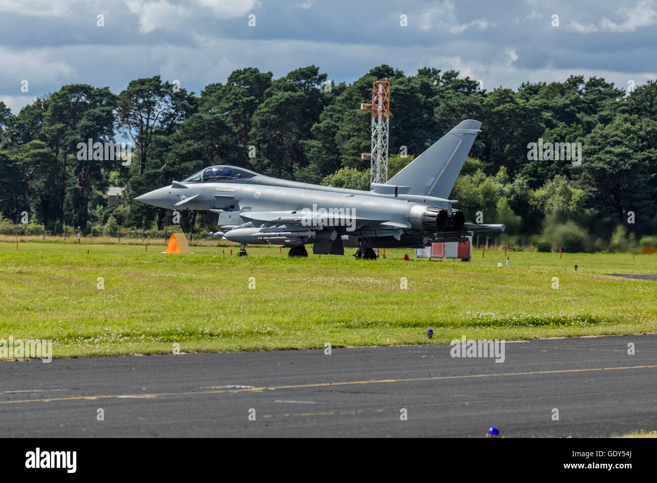 RAF typhoon jet avion atterrit à Farnborough International Air Show 2016 avec les vapeurs montrant sur ses moteurs arrière Banque D'Images