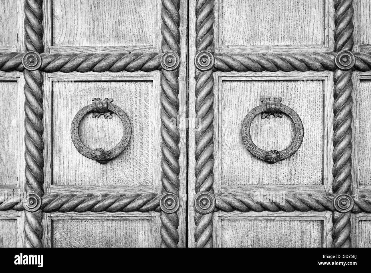 Détail d'un portail en bois de palais Italien. Banque D'Images